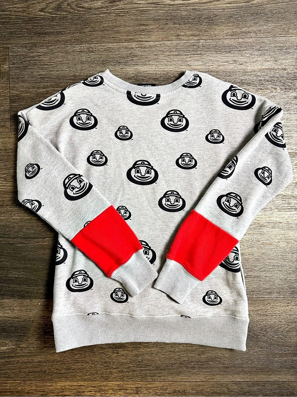 Brutus Buckeye Print Sweatshirt in Gray & Red in Juniors Size Medium (257/9)